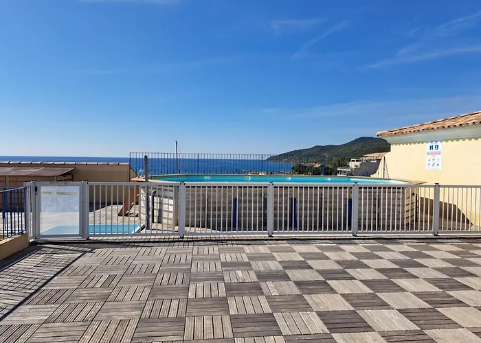 Centre Avec Piscine Et Vue